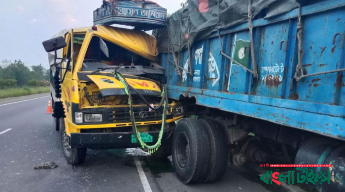 এক্সপ্রেসওয়েতে দুই ট্রাকের সংঘর্ষে নিহত ২